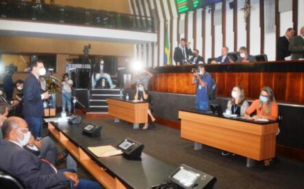 A sessão, bastante movimentada, foi comandada pelo presidente da Casa, deputado Adolfo Menezes
