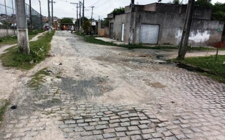 Moradores do Parque Brasil pedem manutenção do piso em ruas esburacadas (Foto: Paulo José/ Acorda Cidade)