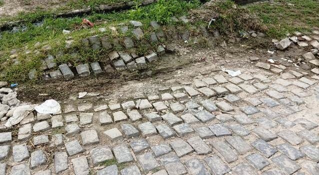 Moradores do Parque Brasil pedem manutenção do piso em ruas esburacadas (Foto: Paulo José/ Acorda Cidade)