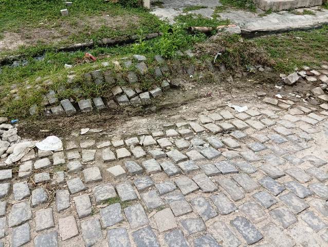 Moradores do Parque Brasil pedem manutenção do piso em ruas esburacadas (Foto: Paulo José/ Acorda Cidade)