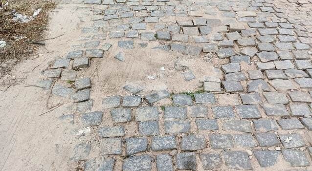 Moradores do Parque Brasil pedem manutenção do piso em ruas esburacadas (Foto: Paulo José/ Acorda Cidade)