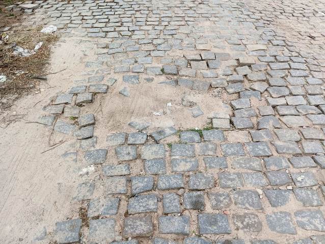 Moradores do Parque Brasil pedem manutenção do piso em ruas esburacadas (Foto: Paulo José/ Acorda Cidade)