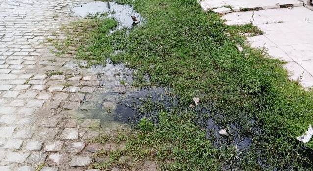 Moradores do Parque Brasil pedem manutenção do piso em ruas esburacadas (Foto: Paulo José/ Acorda Cidade)