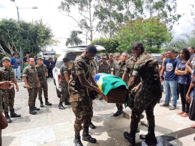 Sepultamento do 3º Sargento do Exército Fabrício da Silva Santos, assassinado na manhã de quarta-feira (14), no Parque Panorama. (Foto: Ney Silva/ Acorda Cidade)