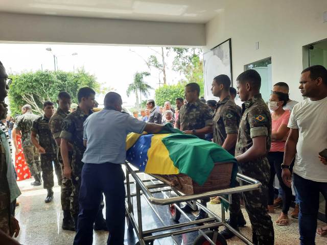 Sepultamento do 3º Sargento do Exército Fabrício da Silva Santos, assassinado na manhã de quarta-feira (14), no Parque Panorama. (Foto: Ney Silva/ Acorda Cidade)