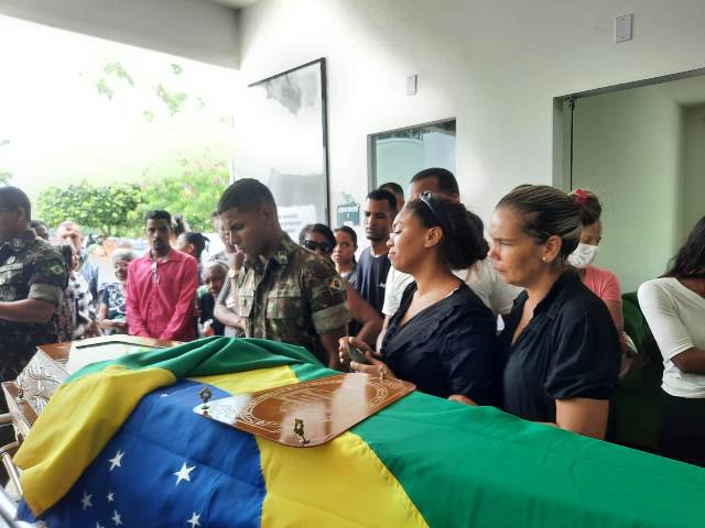 Sepultamento do 3º Sargento do Exército Fabrício da Silva Santos, assassinado na manhã de quarta-feira (14), no Parque Panorama. (Foto: Ney Silva/ Acorda Cidade)