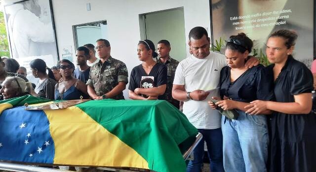 Sepultamento do 3º Sargento do Exército Fabrício da Silva Santos, assassinado na manhã de quarta-feira (14), no Parque Panorama. (Foto: Ney Silva/ Acorda Cidade)