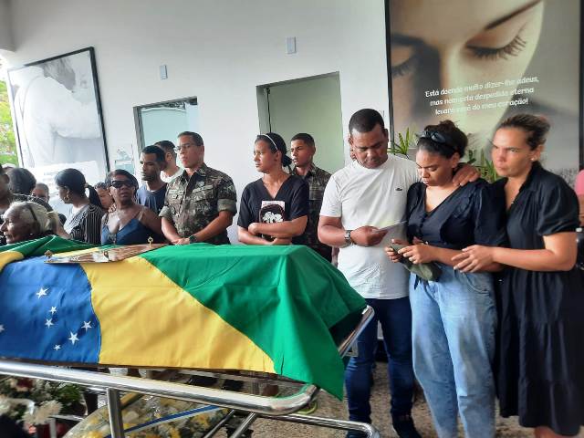 Sepultamento do 3º Sargento do Exército Fabrício da Silva Santos, assassinado na manhã de quarta-feira (14), no Parque Panorama. (Foto: Ney Silva/ Acorda Cidade)