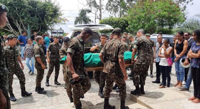 Sepultamento do 3º Sargento do Exército Fabrício da Silva Santos, assassinado na manhã de quarta-feira (14), no Parque Panorama. (Foto: Ney Silva/ Acorda Cidade)