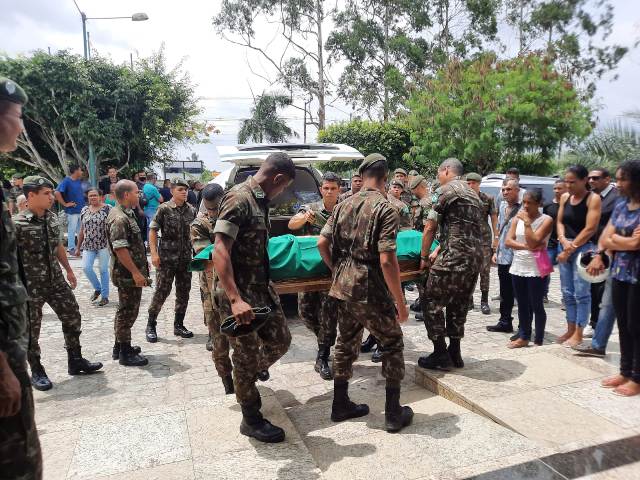 Sepultamento do 3º Sargento do Exército Fabrício da Silva Santos, assassinado na manhã de quarta-feira (14), no Parque Panorama. (Foto: Ney Silva/ Acorda Cidade)