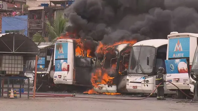 Incêndio atinge ônibus intermunicipais em garagem de Salvador