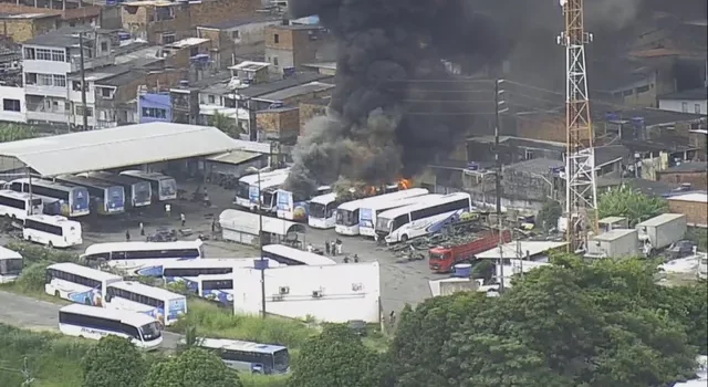 Incêndio atinge ônibus intermunicipais em garagem de Salvador - pernambués - saramandaia - bombeiros 