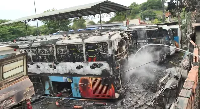 Incêndio atinge ônibus intermunicipais em garagem de Salvador - chamas - população - casas 