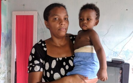 Criança com malformação no ânus há 1 ano aguarda cirurgia no HEC, relata a mãe