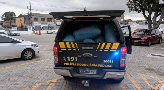 Dois homens foram presos, na tarde desta quinta-feira (15), com 67 kg de maconha em pacotes, no KM 415 da BR-116 norte, próximo ao distrito da Matinha, em Feira de Santana. (Foto: Ed Santos/ Acorda Cidade)