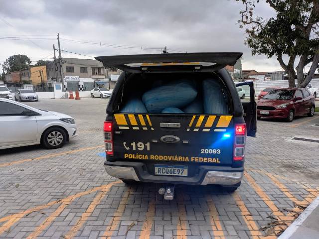 Dois homens foram presos, na tarde desta quinta-feira (15), com 67 kg de maconha em pacotes, no KM 415 da BR-116 norte, próximo ao distrito da Matinha, em Feira de Santana. (Foto: Ed Santos/ Acorda Cidade)