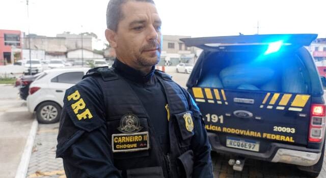 Dois homens foram presos, na tarde desta quinta-feira (15), com 67 kg de maconha em pacotes, no KM 415 da BR-116 norte, próximo ao distrito da Matinha, em Feira de Santana. (Foto: Ed Santos/ Acorda Cidade)