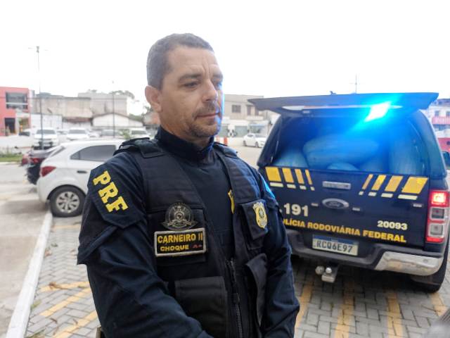 Dois homens foram presos, na tarde desta quinta-feira (15), com 67 kg de maconha em pacotes, no KM 415 da BR-116 norte, próximo ao distrito da Matinha, em Feira de Santana. (Foto: Ed Santos/ Acorda Cidade)