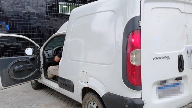 Dois homens foram presos, na tarde desta quinta-feira (15), com 67 kg de maconha em pacotes, no KM 415 da BR-116 norte, próximo ao distrito da Matinha, em Feira de Santana. (Foto: Ed Santos/ Acorda Cidade)