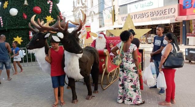 Feirenses aprovam decoração natalina no centro comercial. (Foto: Paulo José/ Acorda Cidade)