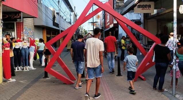 Feirenses aprovam decoração natalina no centro comercial. (Foto: Paulo José/ Acorda Cidade)