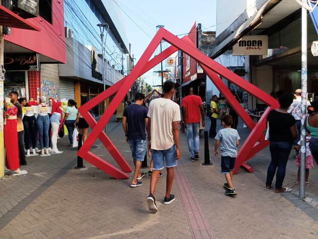 Feirenses aprovam decoração natalina no centro comercial. (Foto: Paulo José/ Acorda Cidade)