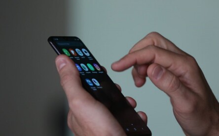 Smartphone, celular, em uso.