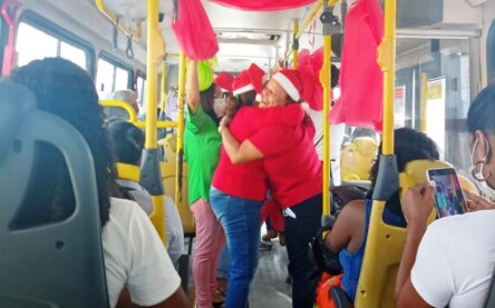 Confraternização no ônibus coletivo do Jussara_ Foto: Divulgação