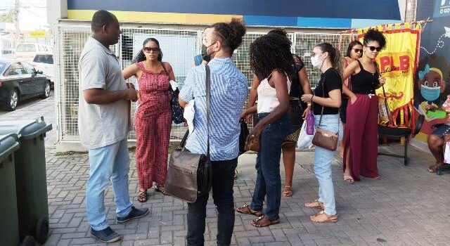 Manifestação pais de alunos do colégio Monteiro Lobato. (Foto: Paulo José/ Acorda Cidade)