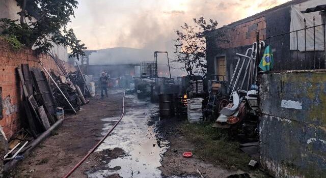 Incêndio em depósito no bairro Santa Mônica_ Foto Ed Santos_Acorda Cidade (1)