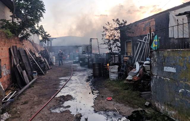 Incêndio em depósito no bairro Santa Mônica_ Foto Ed Santos_Acorda Cidade (1)