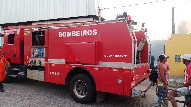 Incêndio em depósito no bairro Santa Mônica_ Foto Ed Santos/ Acorda Cidade