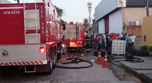 Incêndio em depósito no bairro Santa Mônica_ Foto Ed Santos/ Acorda Cidade
