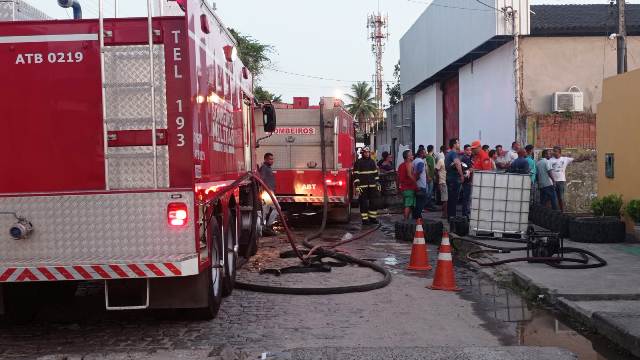 Incêndio em depósito no bairro Santa Mônica_ Foto Ed Santos/ Acorda Cidade