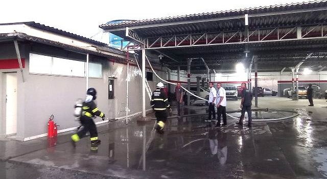 Incêndio em depósito no bairro Santa Mônica_ Foto Ed Santos/ Acorda Cidade