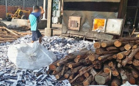 Cigarros incinerados em cerâmica no distrito de Humildes. (Foto: Aldo Matos/Acorda Cidade)