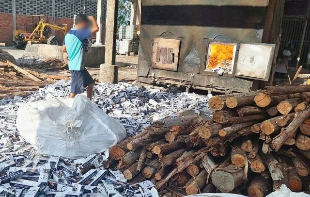 Cigarros incinerados em cerâmica no distrito de Humildes. (Foto: Aldo Matos/Acorda Cidade)