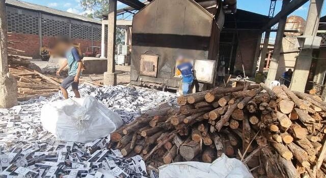 Cigarros incinerados em cerâmica no distrito de Humildes. (Foto: Aldo Matos/Acorda Cidade)