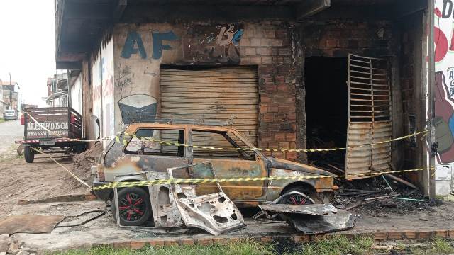 Incêndio destrói fábrica de estofados no bairro Tomba_Foto Ed Santos/Acorda Cidade