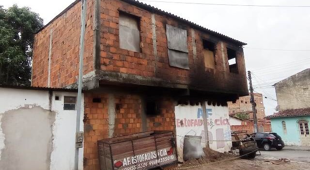 Incêndio destrói fábrica de estofados no bairro Tomba_Foto Ed Santos/Acorda Cidade