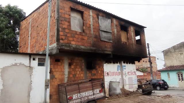 Incêndio destrói fábrica de estofados no bairro Tomba_Foto Ed Santos/Acorda Cidade