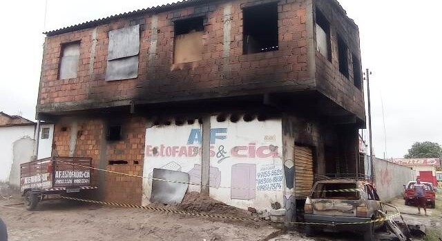 Incêndio destrói fábrica de estofados no bairro Tomba_Foto Ed Santos/Acorda Cidade