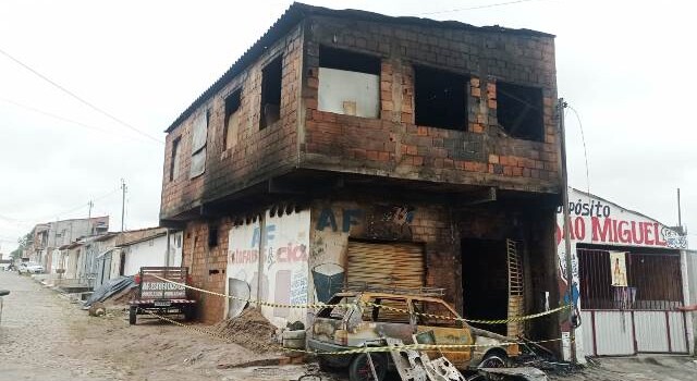 Incêndio destrói fábrica de estofados no bairro Tomba_Foto Ed Santos/Acorda Cidade