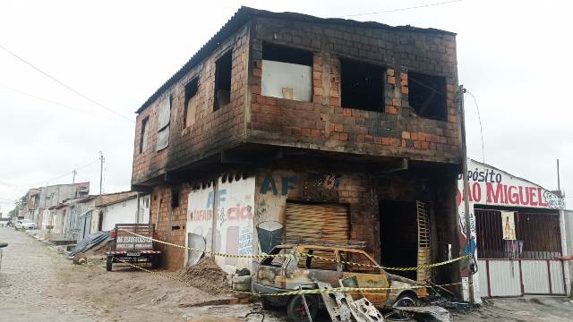 Incêndio destrói fábrica de estofados no bairro Tomba_Foto Ed Santos/Acorda Cidade