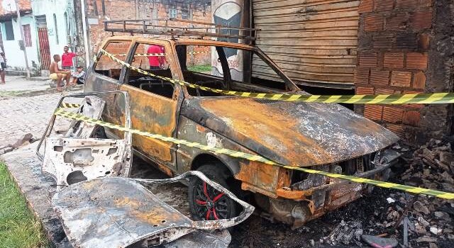 Incêndio destrói fábrica de estofados no bairro Tomba_Foto Ed Santos/Acorda Cidade