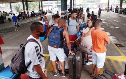 Terminal Rodoviário registra movimentação intensa nesta sexta em virtude do Natal (Foto: Paulo José/ Acorda Cidade)