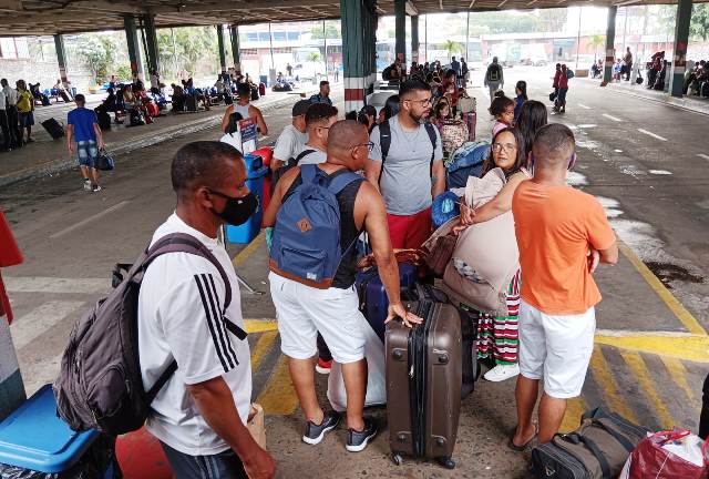 Terminal Rodoviário registra movimentação intensa nesta sexta em virtude do Natal (Foto: Paulo José/ Acorda Cidade)