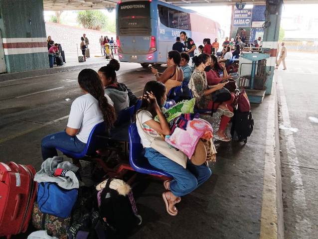 Terminal Rodoviário registra movimentação intensa nesta sexta em virtude do Natal (Foto: Paulo José/ Acorda Cidade)