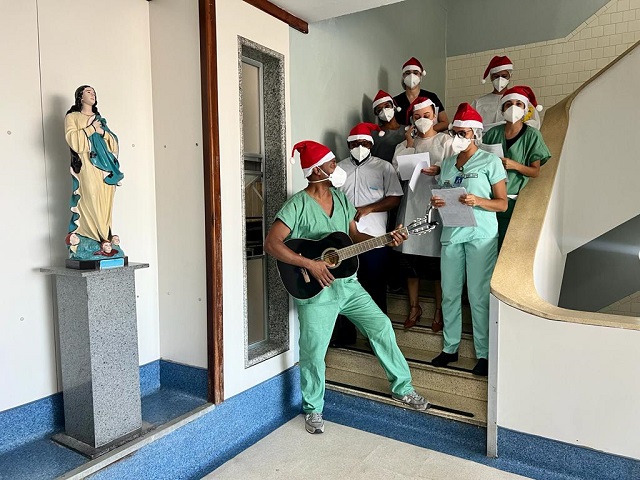 Coral Itinerante de Natal encanta pacientes em hospital de Salvador