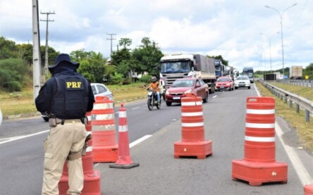 PRF recupera caminhão roubado na BR-116_ Foto: Divulgação/ PRF PRF recupera caminhão roubado na BR-116_ Foto: Divulgação/ PRF
